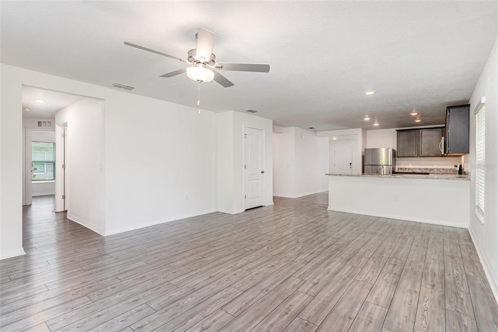 Activo con contrato: $294,900 (4 camas, 2 baños, 1851 Pies cuadrados)