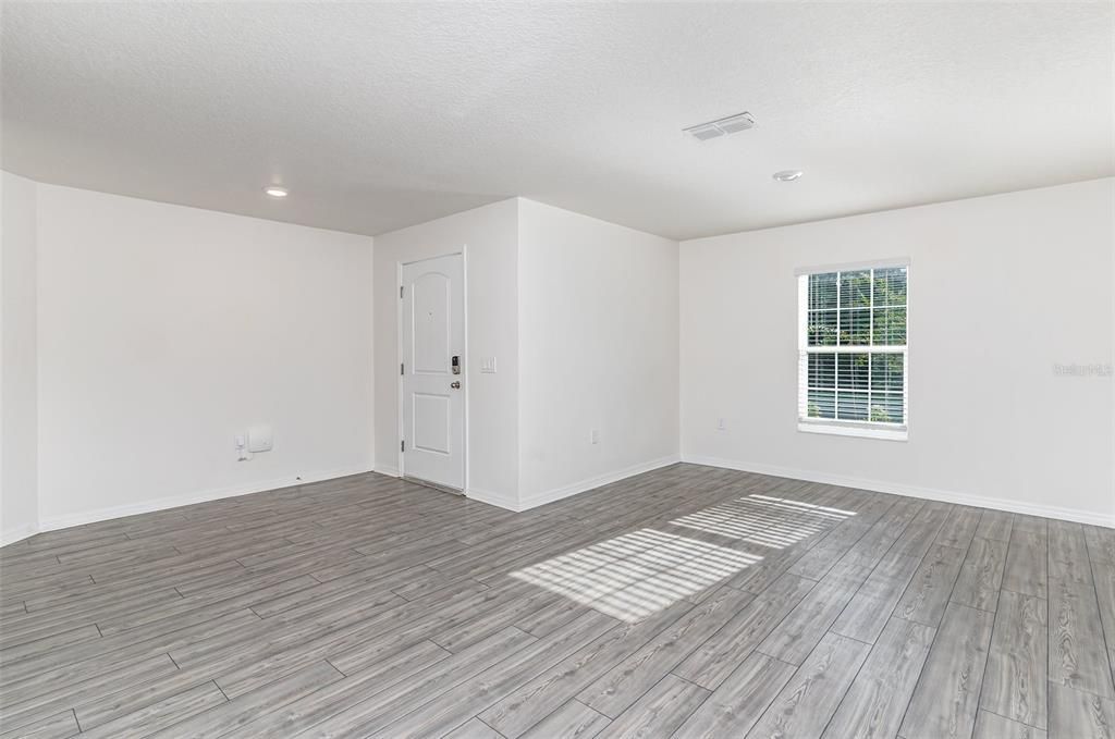 Activo con contrato: $294,900 (4 camas, 2 baños, 1851 Pies cuadrados)