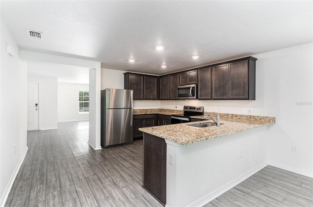 Activo con contrato: $294,900 (4 camas, 2 baños, 1851 Pies cuadrados)