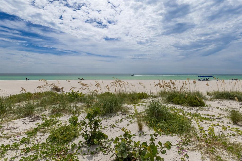 For Sale: $1,095,000 (2 beds, 2 baths, 1057 Square Feet)