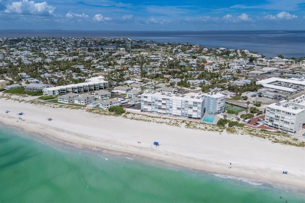 For Sale: $1,095,000 (2 beds, 2 baths, 1057 Square Feet)