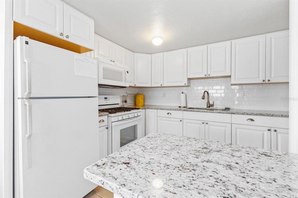 For Sale: $1,095,000 (2 beds, 2 baths, 1057 Square Feet)