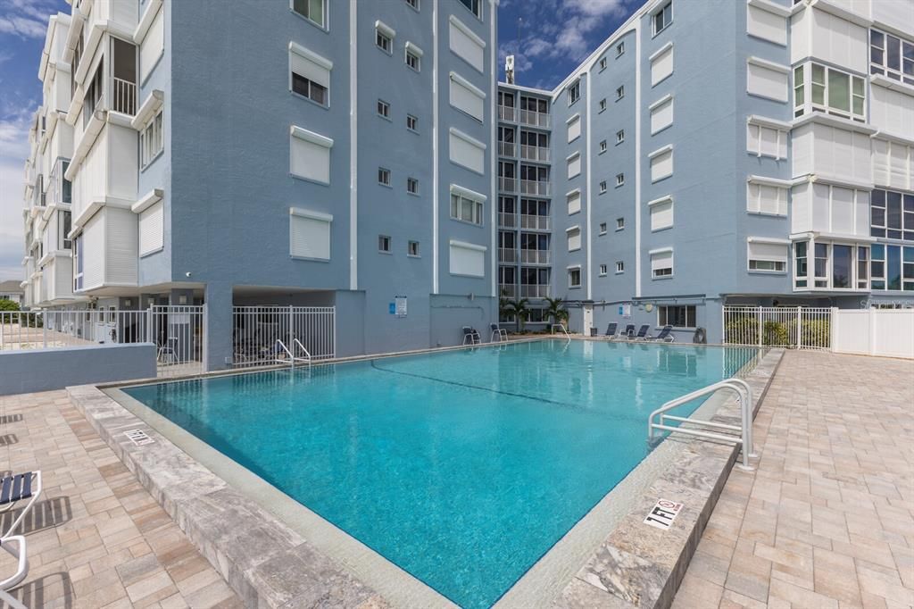 For Sale: $1,095,000 (2 beds, 2 baths, 1057 Square Feet)