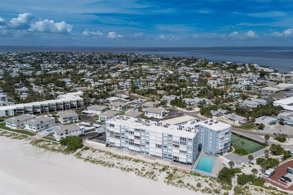 For Sale: $1,095,000 (2 beds, 2 baths, 1057 Square Feet)