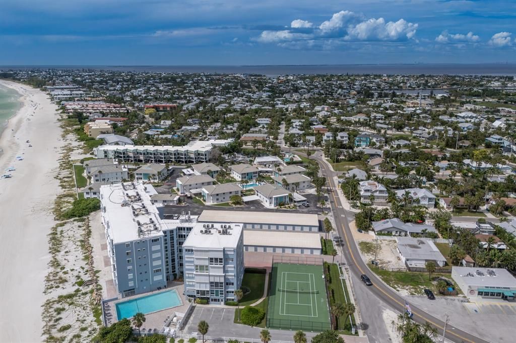 For Sale: $1,095,000 (2 beds, 2 baths, 1057 Square Feet)