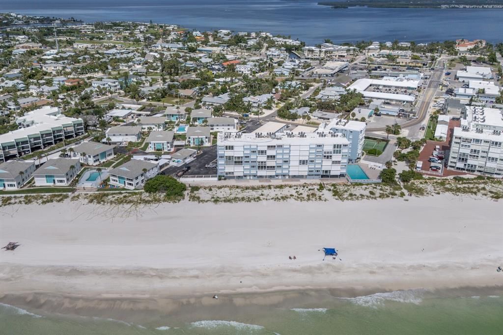 For Sale: $1,095,000 (2 beds, 2 baths, 1057 Square Feet)