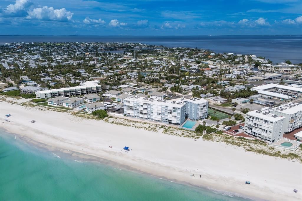 For Sale: $1,095,000 (2 beds, 2 baths, 1057 Square Feet)