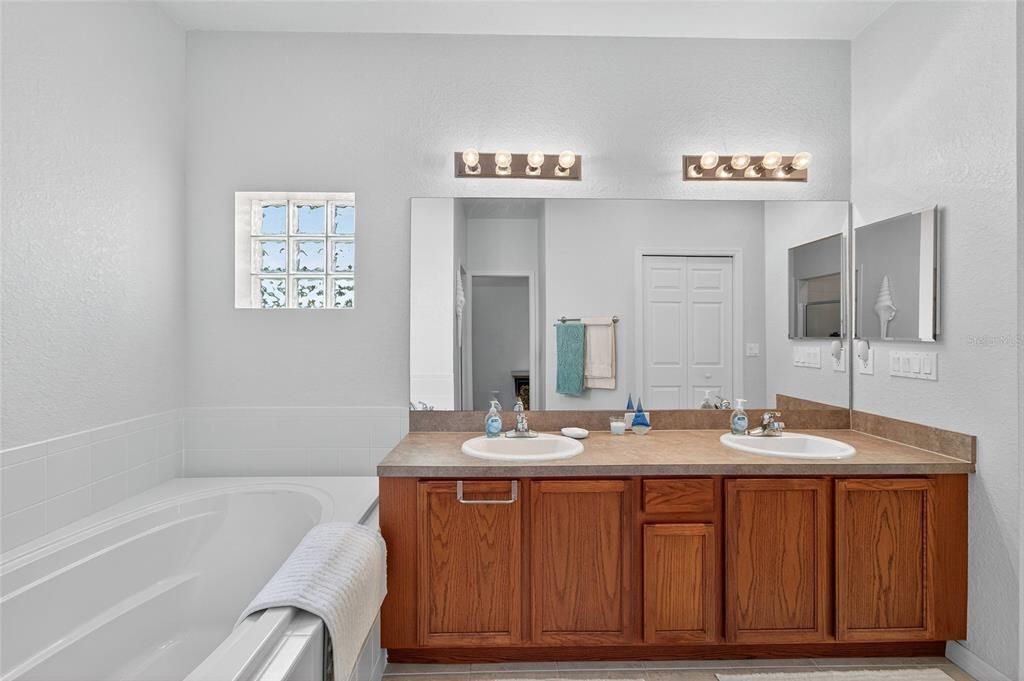 En Venta: $645,000 (3 camas, 2 baños, 1993 Pies cuadrados)