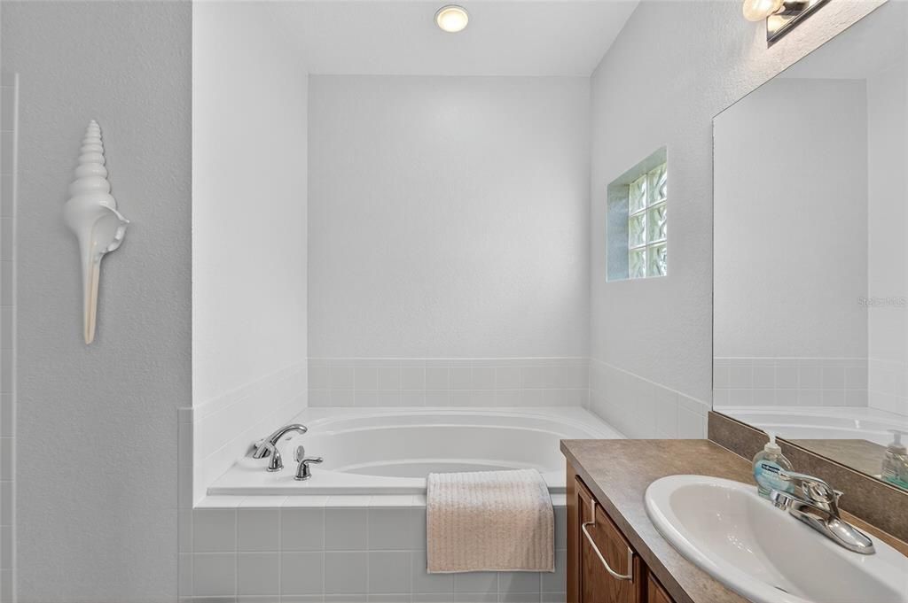 En Venta: $645,000 (3 camas, 2 baños, 1993 Pies cuadrados)