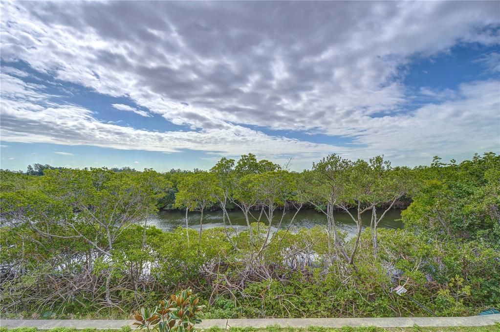 Active With Contract: $299,000 (2 beds, 2 baths, 1258 Square Feet)