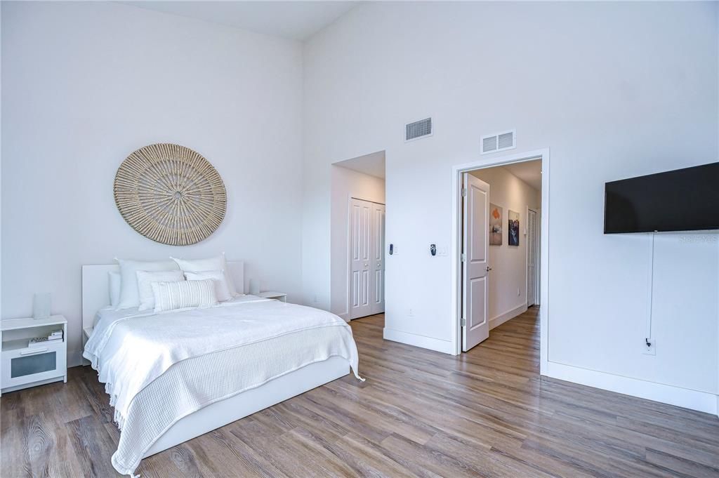 Active With Contract: $299,000 (2 beds, 2 baths, 1258 Square Feet)