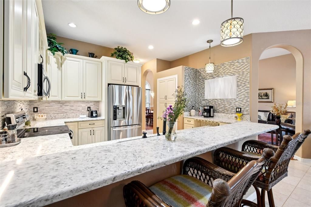 合同活跃: $620,000 (4 贝兹, 3 浴室, 2533 平方英尺)