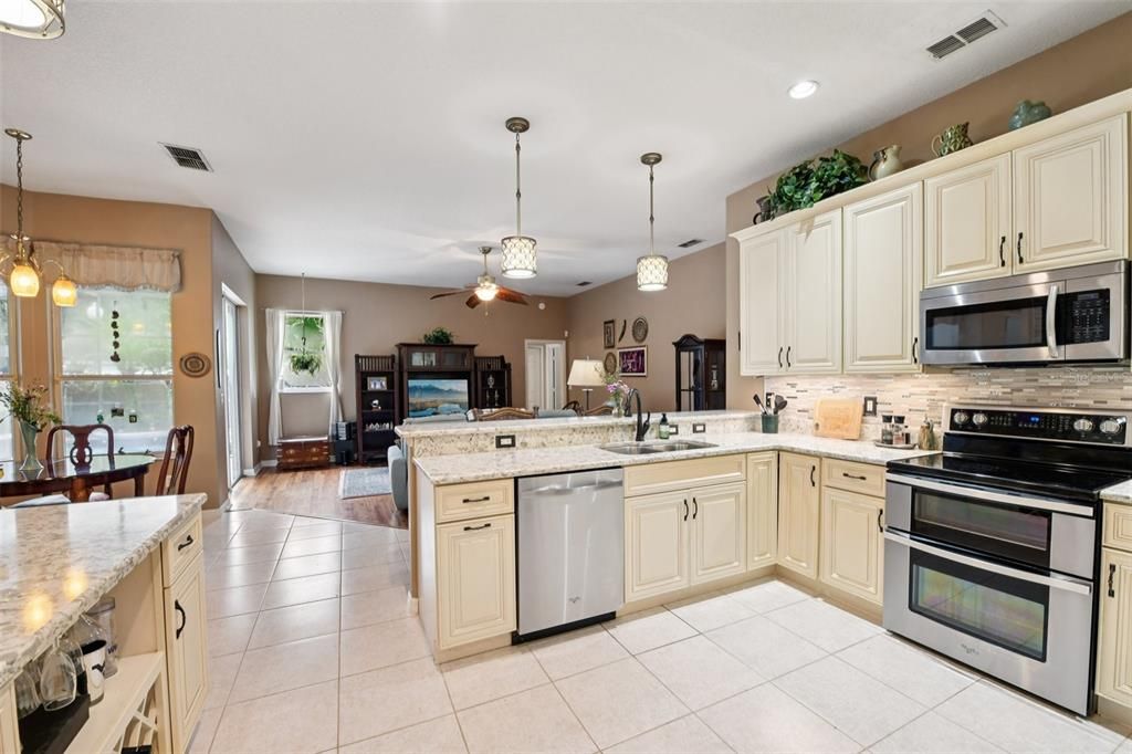 合同活跃: $620,000 (4 贝兹, 3 浴室, 2533 平方英尺)