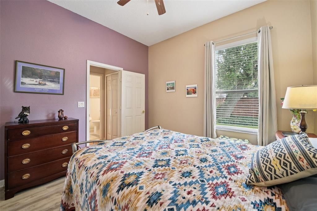 合同活跃: $620,000 (4 贝兹, 3 浴室, 2533 平方英尺)