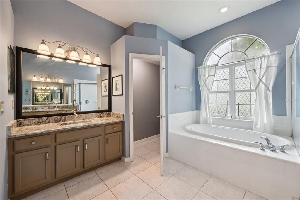 合同活跃: $620,000 (4 贝兹, 3 浴室, 2533 平方英尺)