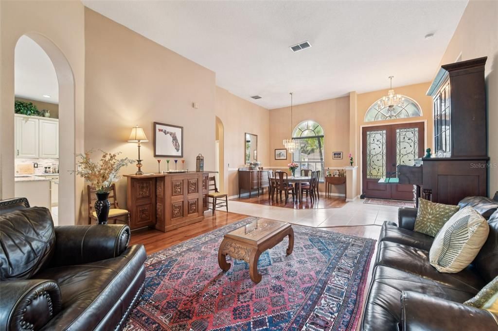 合同活跃: $620,000 (4 贝兹, 3 浴室, 2533 平方英尺)