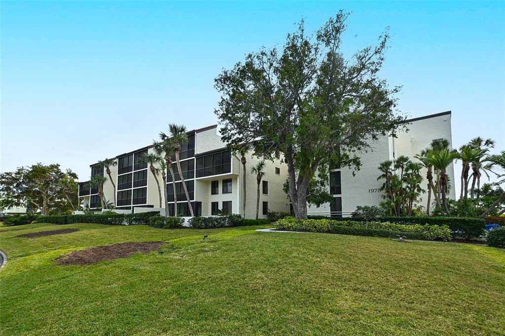 Activo con contrato: $449,000 (2 camas, 2 baños, 1068 Pies cuadrados)