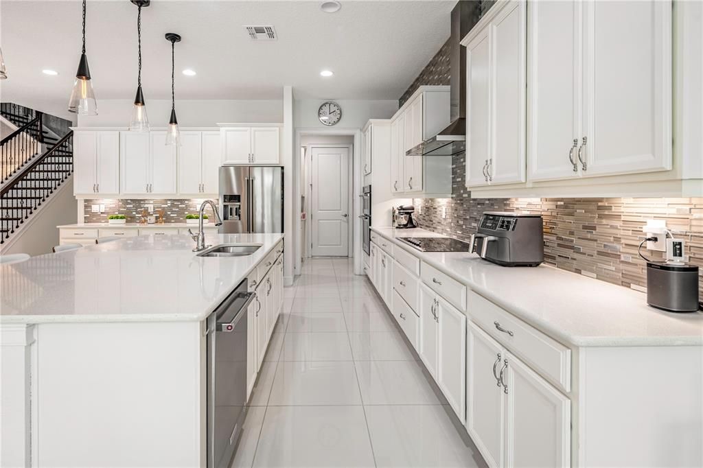 For Sale: $1,799,000 (6 beds, 6 baths, 5422 Square Feet)