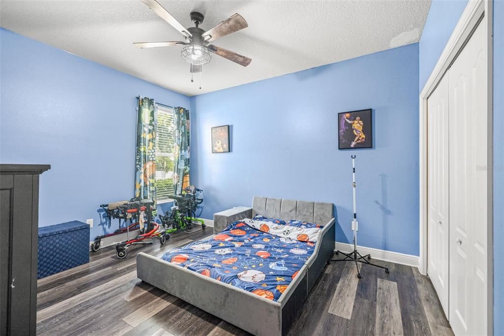 Под контрактом: $750,000 (4 спален, 3 ванн, 3507 Квадратных фут)