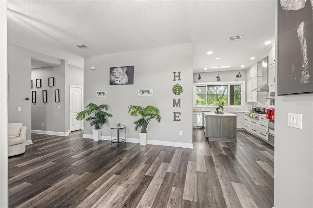 Под контрактом: $750,000 (4 спален, 3 ванн, 3507 Квадратных фут)