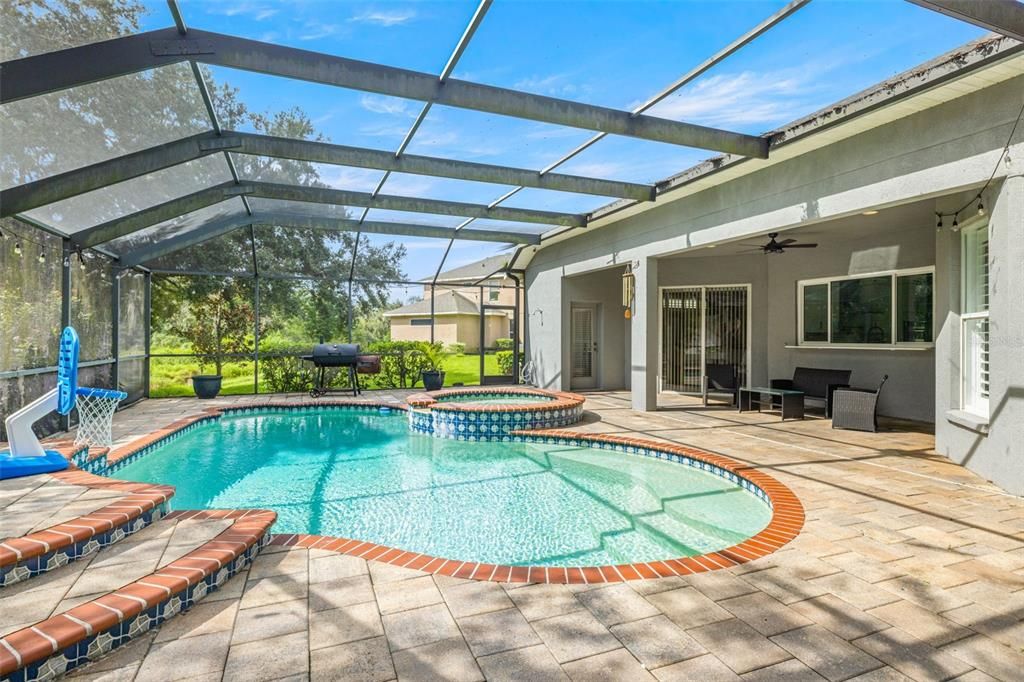 Под контрактом: $750,000 (4 спален, 3 ванн, 3507 Квадратных фут)