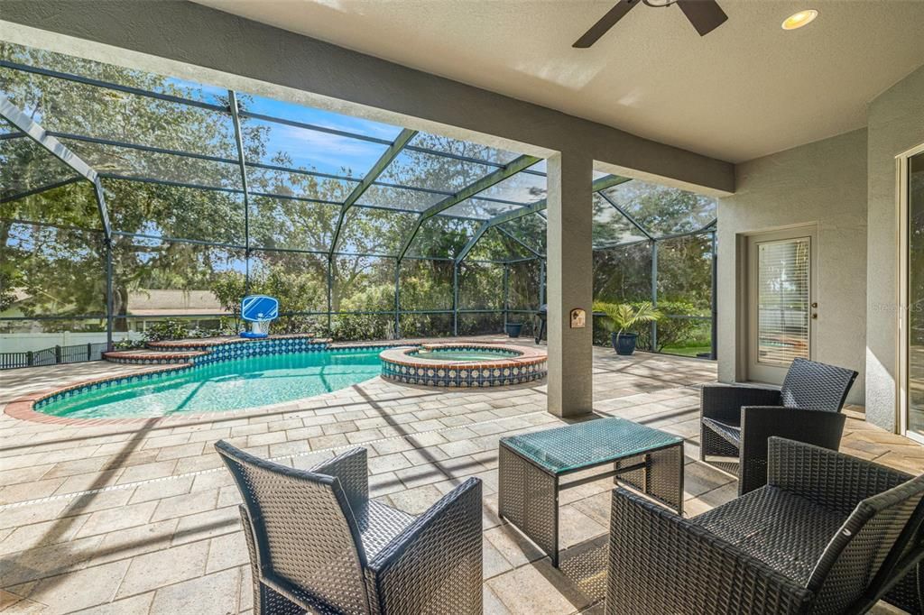 Под контрактом: $750,000 (4 спален, 3 ванн, 3507 Квадратных фут)