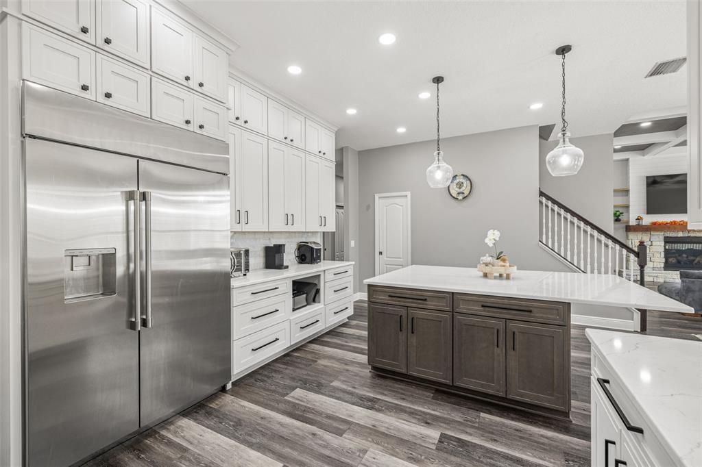 Под контрактом: $750,000 (4 спален, 3 ванн, 3507 Квадратных фут)