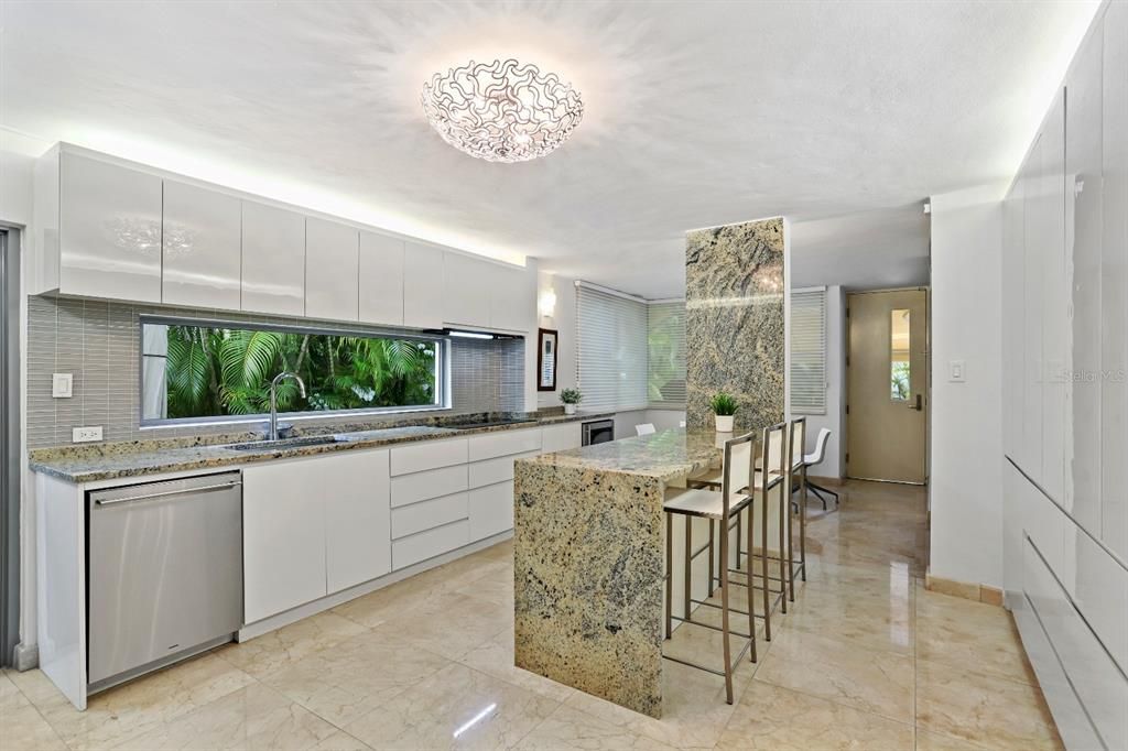 На продажу: $3,785,000 (4 спален, 4 ванн, 4424 Квадратных фут)