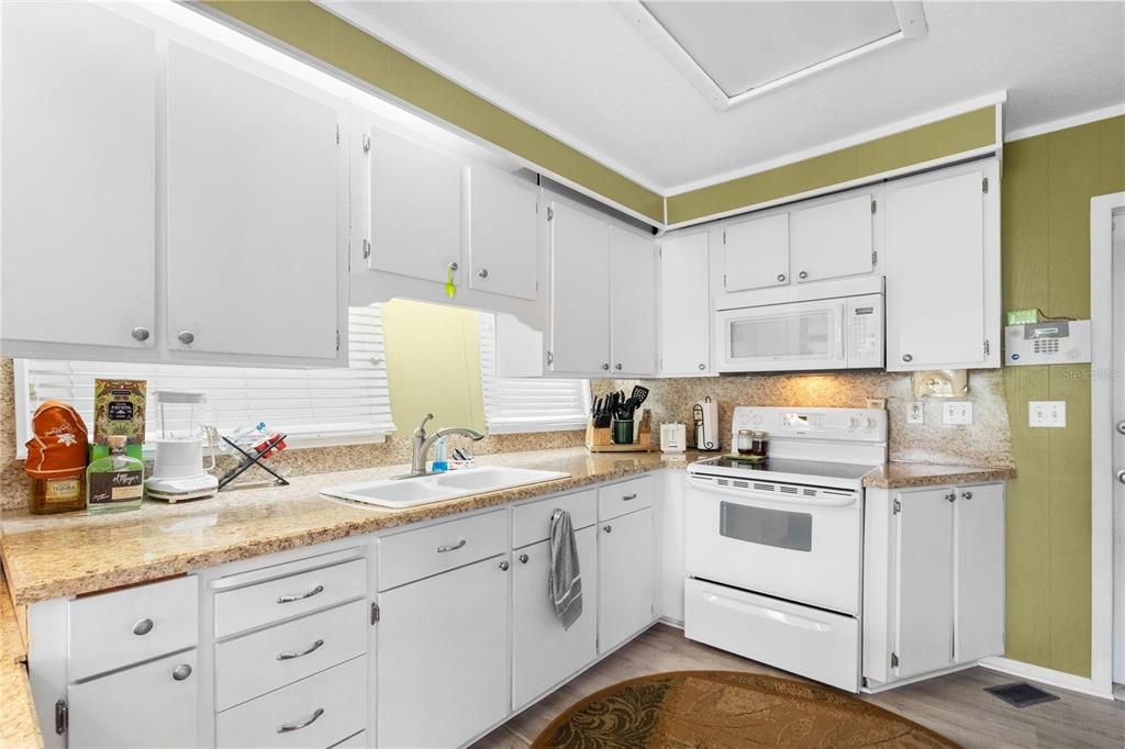 For Sale: $200,000 (2 beds, 2 baths, 1248 Square Feet)