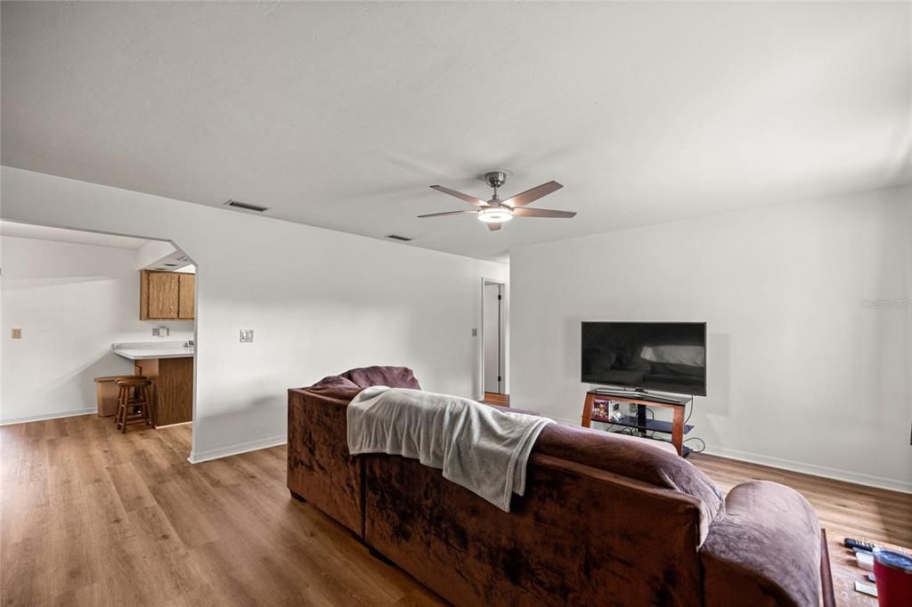 Active With Contract: $225,000 (3 beds, 2 baths, 1406 Square Feet)