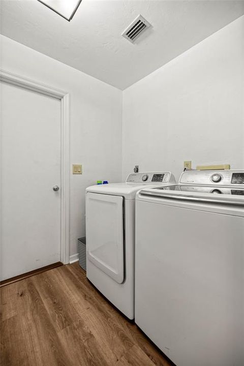 Active With Contract: $225,000 (3 beds, 2 baths, 1406 Square Feet)