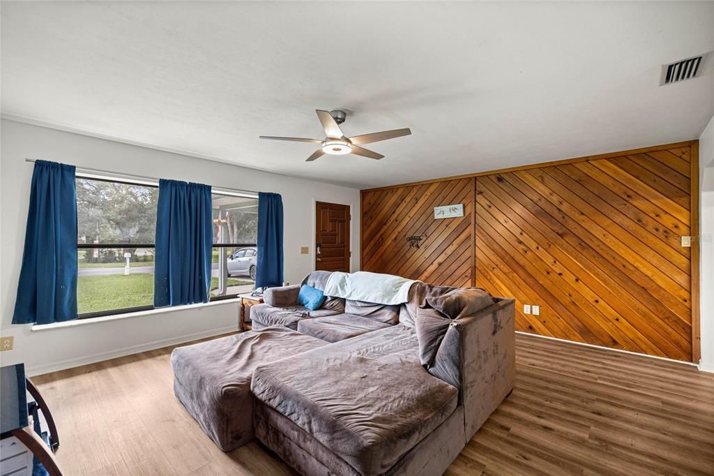 Active With Contract: $225,000 (3 beds, 2 baths, 1406 Square Feet)