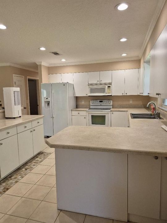 For Sale: $300,000 (3 beds, 2 baths, 1400 Square Feet)