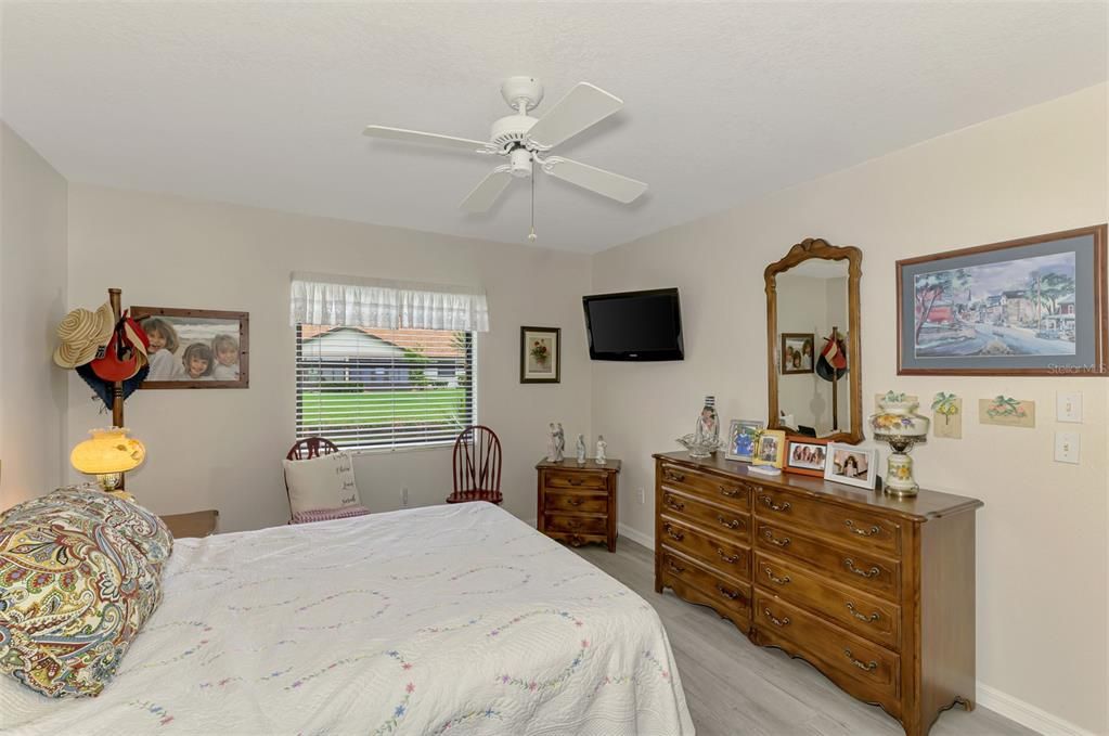 合同活跃: $179,000 (2 贝兹, 2 浴室, 900 平方英尺)