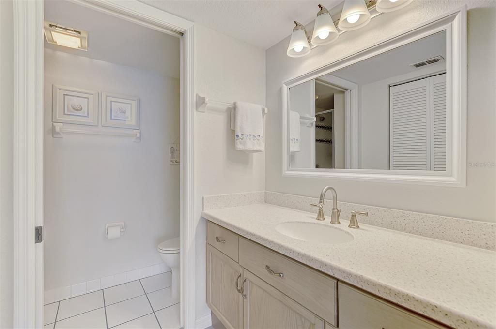 合同活跃: $179,000 (2 贝兹, 2 浴室, 900 平方英尺)