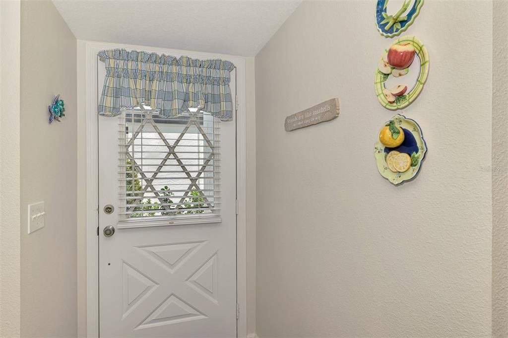 合同活跃: $179,000 (2 贝兹, 2 浴室, 900 平方英尺)