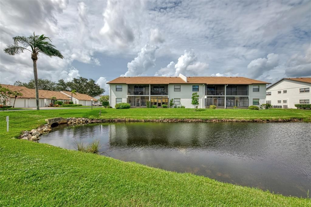 合同活跃: $179,000 (2 贝兹, 2 浴室, 900 平方英尺)