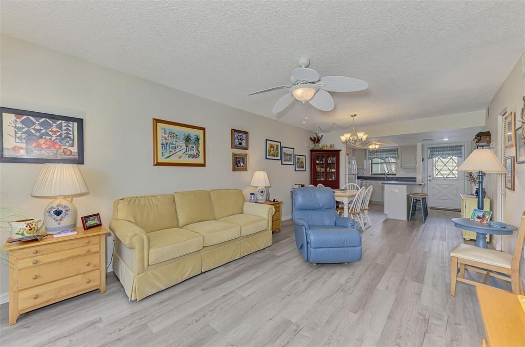 合同活跃: $179,000 (2 贝兹, 2 浴室, 900 平方英尺)