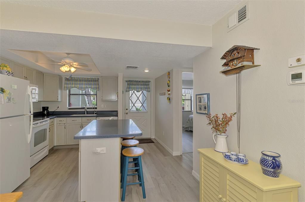 合同活跃: $179,000 (2 贝兹, 2 浴室, 900 平方英尺)