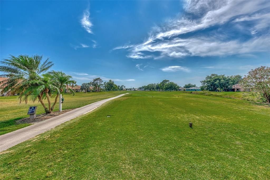 合同活跃: $179,000 (2 贝兹, 2 浴室, 900 平方英尺)