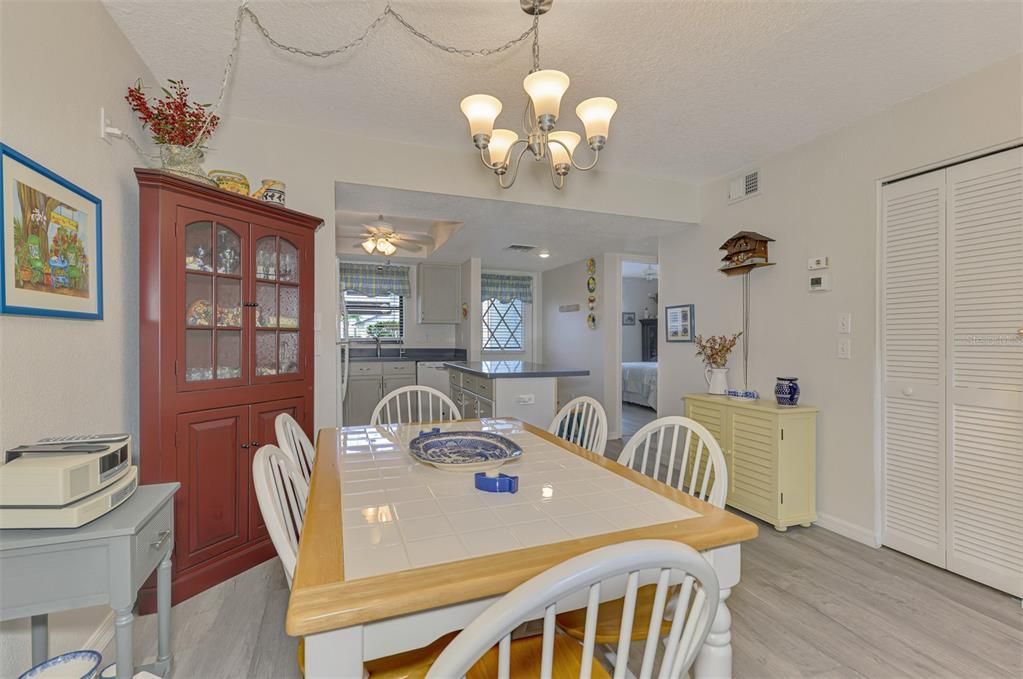 合同活跃: $179,000 (2 贝兹, 2 浴室, 900 平方英尺)