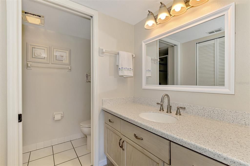 合同活跃: $179,000 (2 贝兹, 2 浴室, 900 平方英尺)