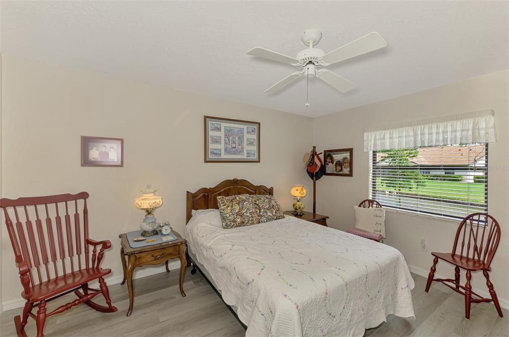 合同活跃: $179,000 (2 贝兹, 2 浴室, 900 平方英尺)