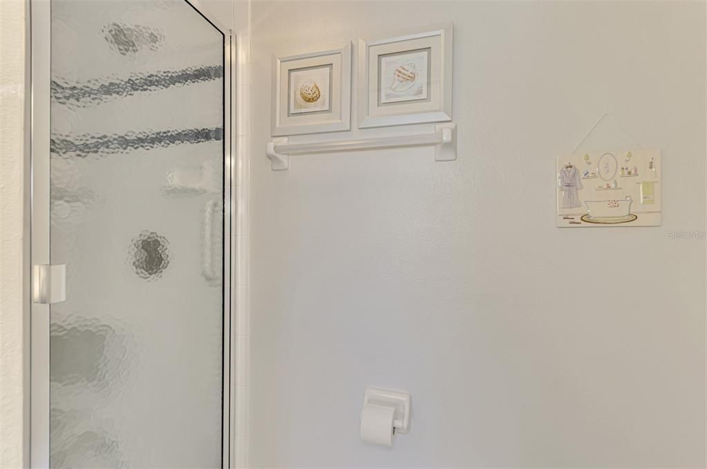 合同活跃: $179,000 (2 贝兹, 2 浴室, 900 平方英尺)