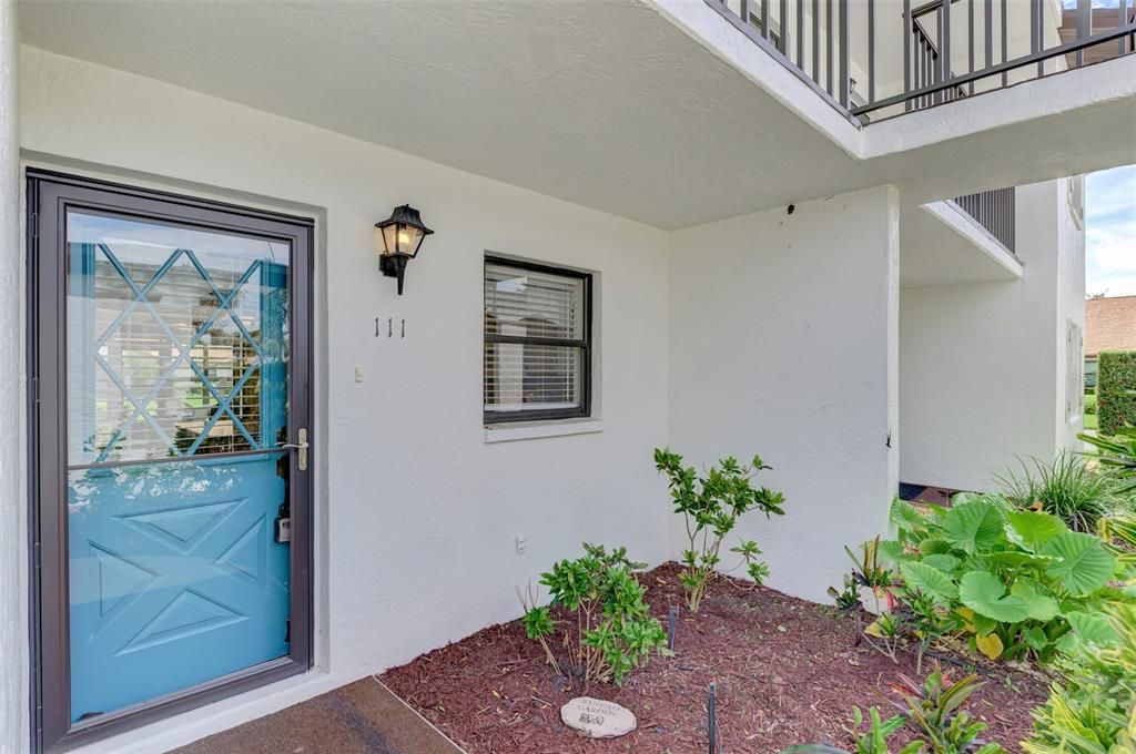 合同活跃: $179,000 (2 贝兹, 2 浴室, 900 平方英尺)