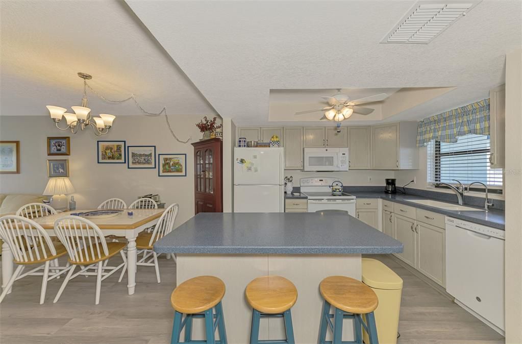 合同活跃: $179,000 (2 贝兹, 2 浴室, 900 平方英尺)