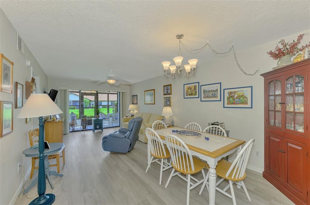 合同活跃: $179,000 (2 贝兹, 2 浴室, 900 平方英尺)