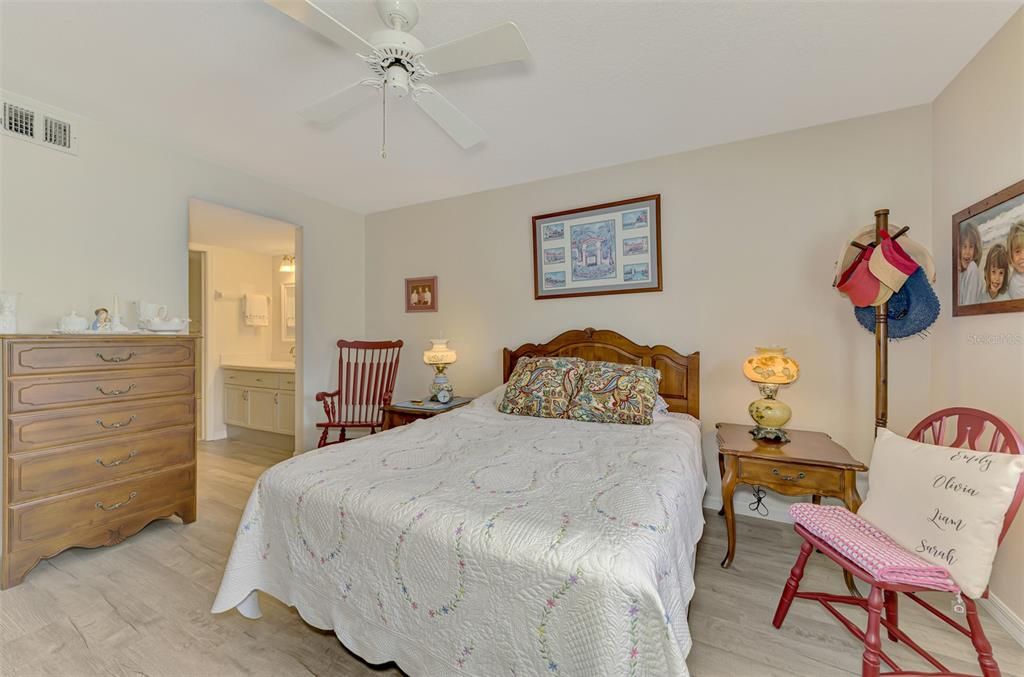 合同活跃: $179,000 (2 贝兹, 2 浴室, 900 平方英尺)