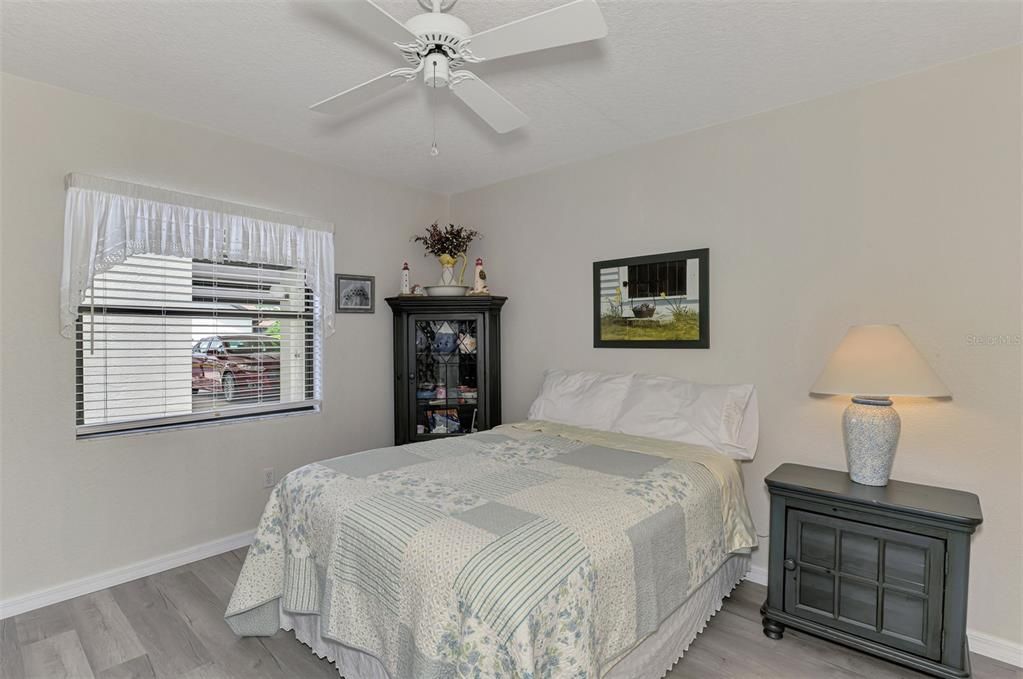 合同活跃: $179,000 (2 贝兹, 2 浴室, 900 平方英尺)