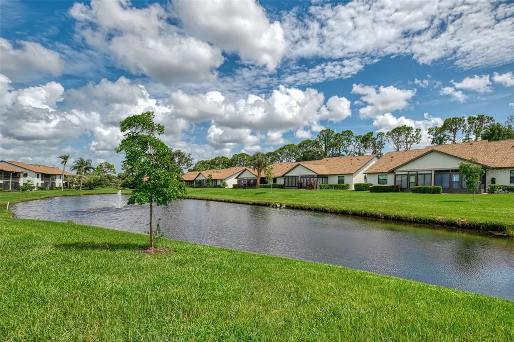 合同活跃: $179,000 (2 贝兹, 2 浴室, 900 平方英尺)